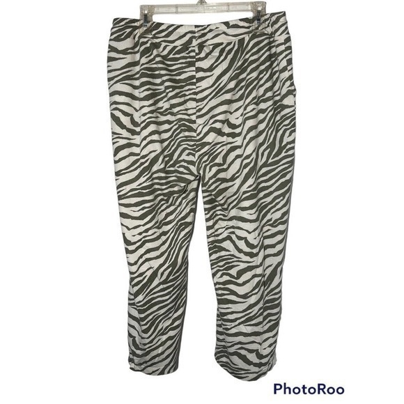 Weekends By Chico's Cropped Sweatpants Size 2‎ US L (12) Zebra Print - Picture 2 of 4